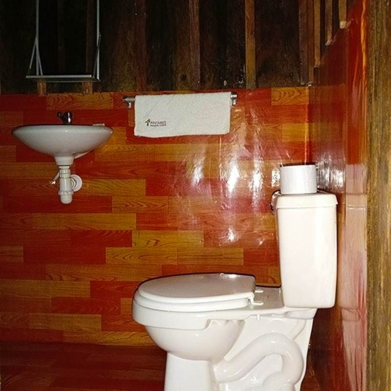 Bathroom at Antares Amazon Lodge with modern design and views of the Amazon rainforest